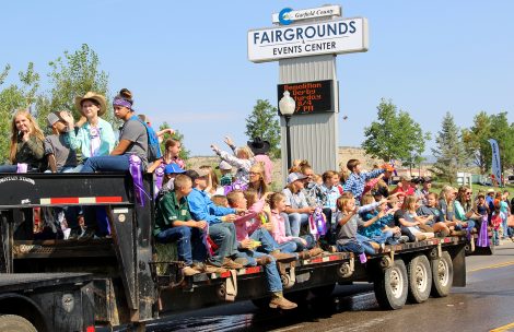 Paradegoers on Railroad Avenue in Rifle.